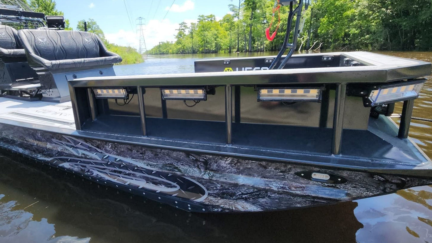 Generator-free bowfishing lights with clean integrated battery-powered installation on a bowfishing boat